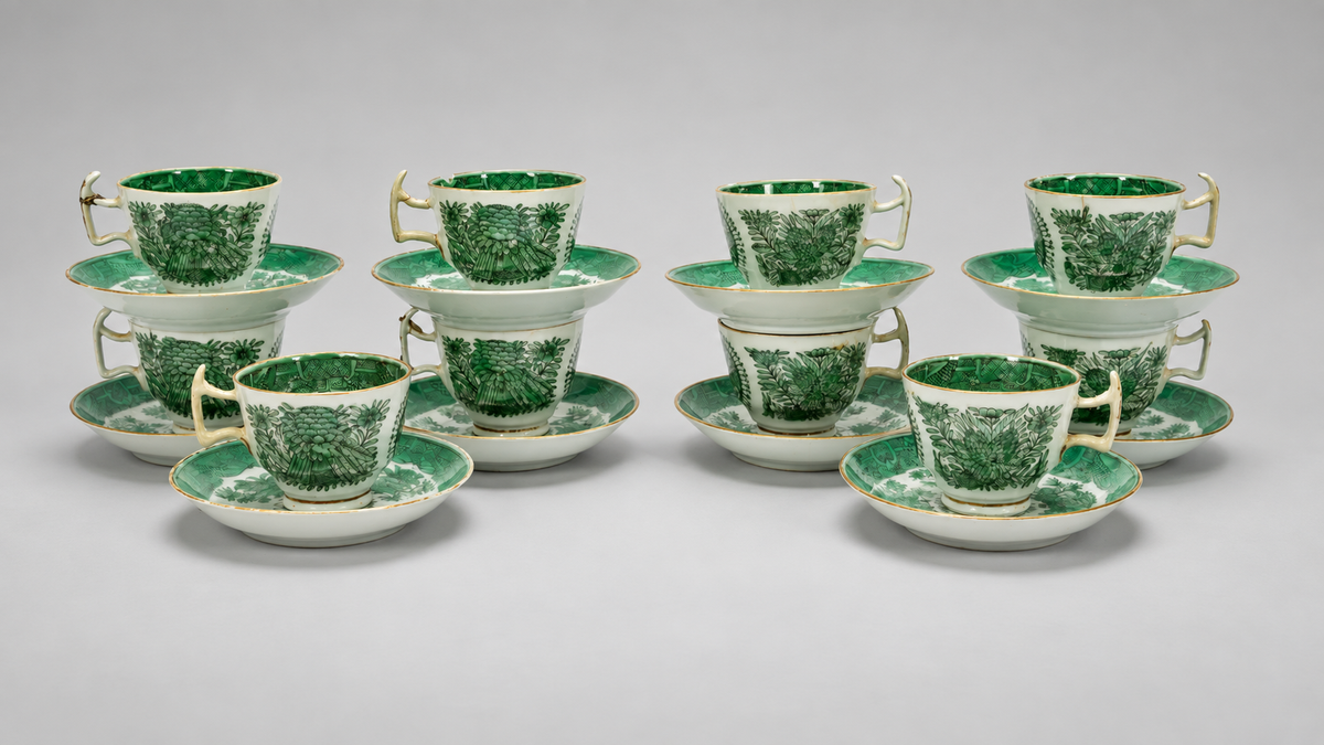 Chinese Export Green Fitzhugh Porcelain Collection, 34 Pieces - Flamingo Estate